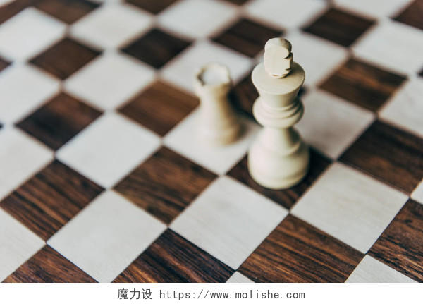 白色的国际象棋棋子在棋盘上